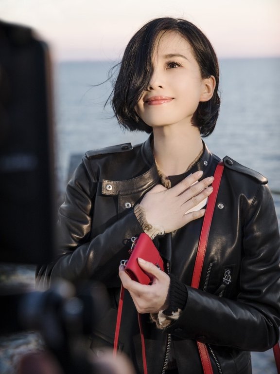 刘诗诗剪款波波头发型减龄提气质，美了不止一点点