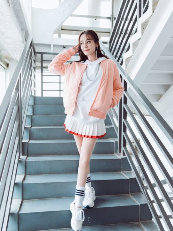 热巴和娜扎的冬日穿搭,一个比一个穿的少,圈粉无数