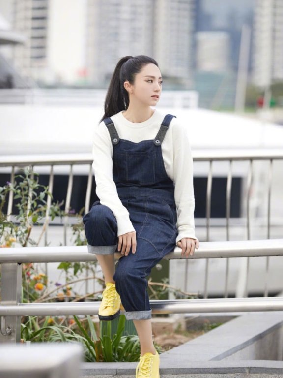 董璇太惊艳!穿修身亮片裙秀“S”身材,美的不像样