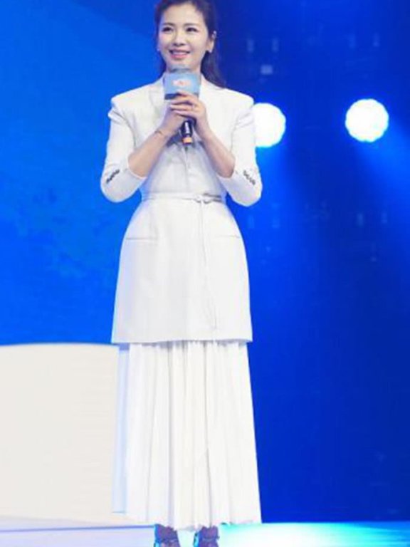 刘涛和田馥甄同穿白色裙子,上身换个搭配气场就大不一样