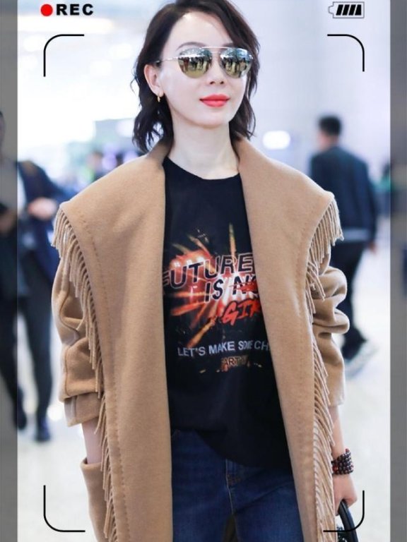 杨钰莹与陈数同穿流苏大衣，俗气和气质差距真大