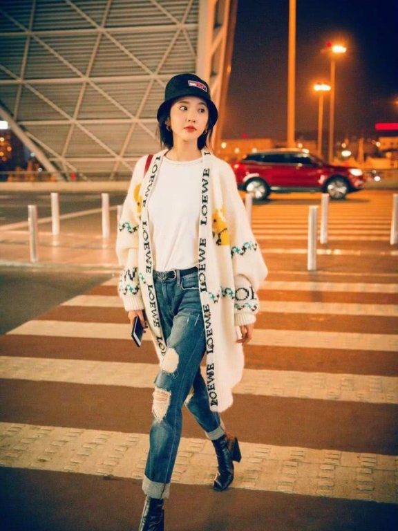 长款针织衫怎么搭配好看?学杨超越这样穿美翻了,时髦又显气质