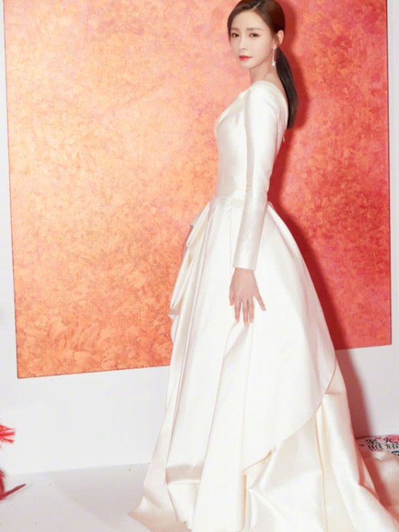 沈梦辰衣领拉到手臂上,却看起来端庄大方!