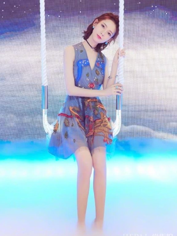 陈瑶穿俗气“奶奶裙”亮相,女生看了都想要!