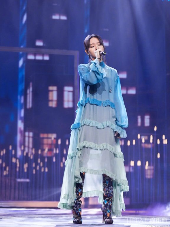 周笔畅居然爱上甜美风，但穿件蛋糕长裙就有点尴尬了！