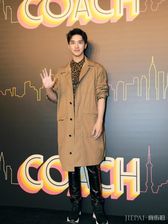 熊梓淇穿皮裤，大胆搭配红鞋，相当潮