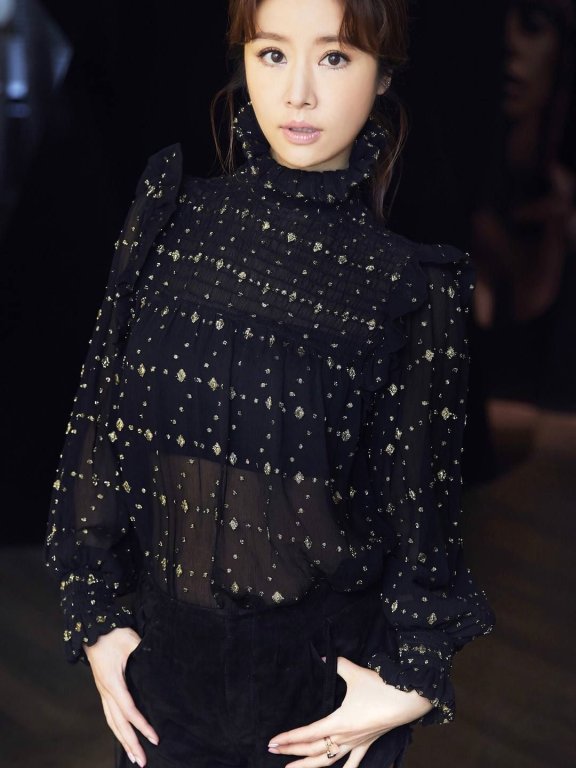 林心扎个马尾辫宛若少女,甜到齁