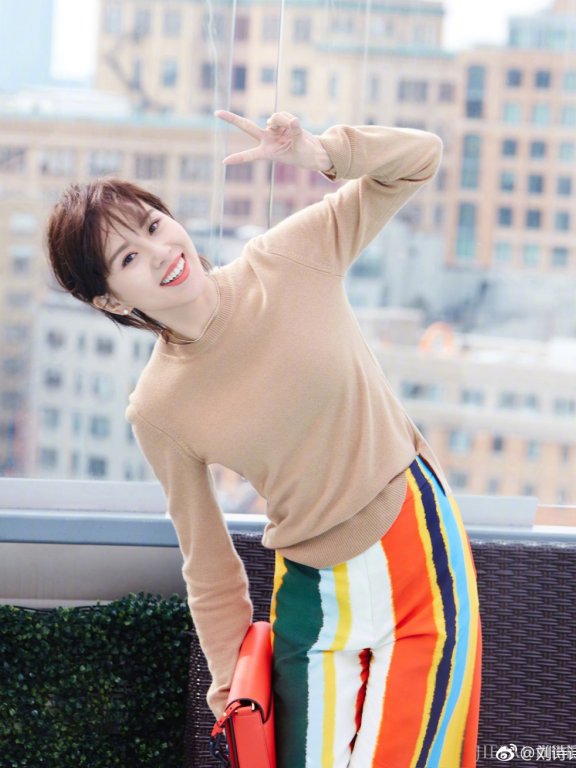 刘诗诗穿“乞丐服”配阔腿裤秀长腿,时尚减龄!