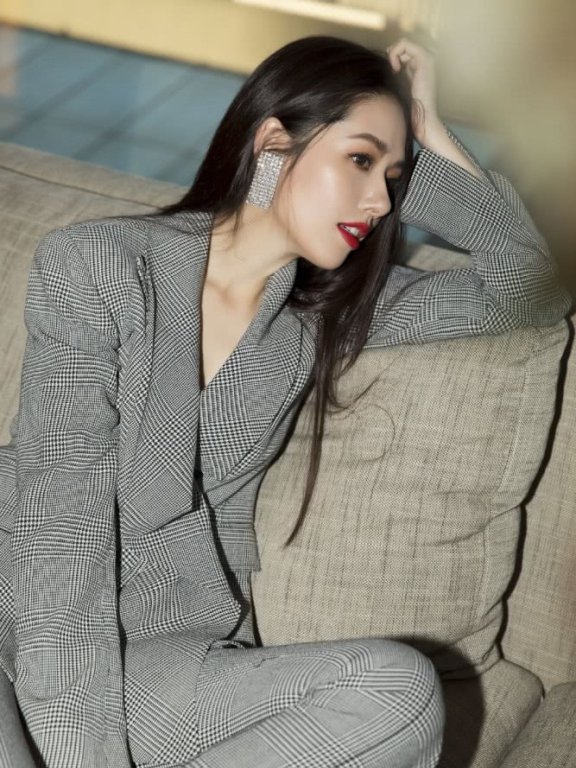 郭碧婷穿V领格纹西装+大红唇,性感十足