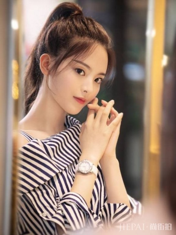 杨超越的“马赛克裙”,让人惊艳,网友:小可爱你的肚子怎么了?