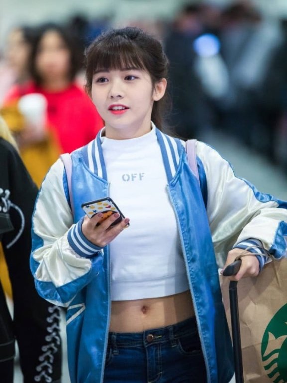 赖美云扎双马尾辫,穿紫色衣服美丽又可爱!