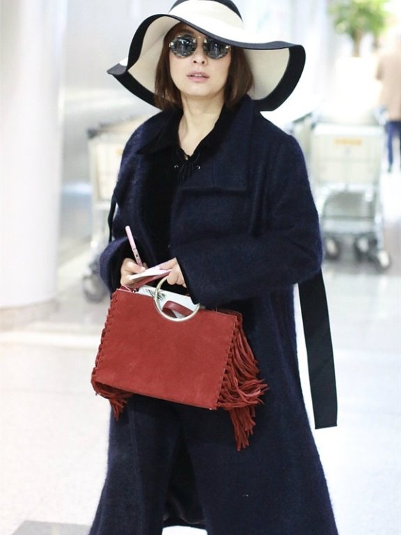 吴昕宽檐帽，硬把机场走成秀场了