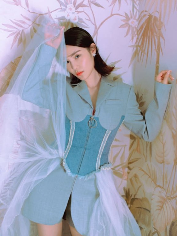 韩丹彤轻松带火了“铅笔腰”,细到让人不敢相信!