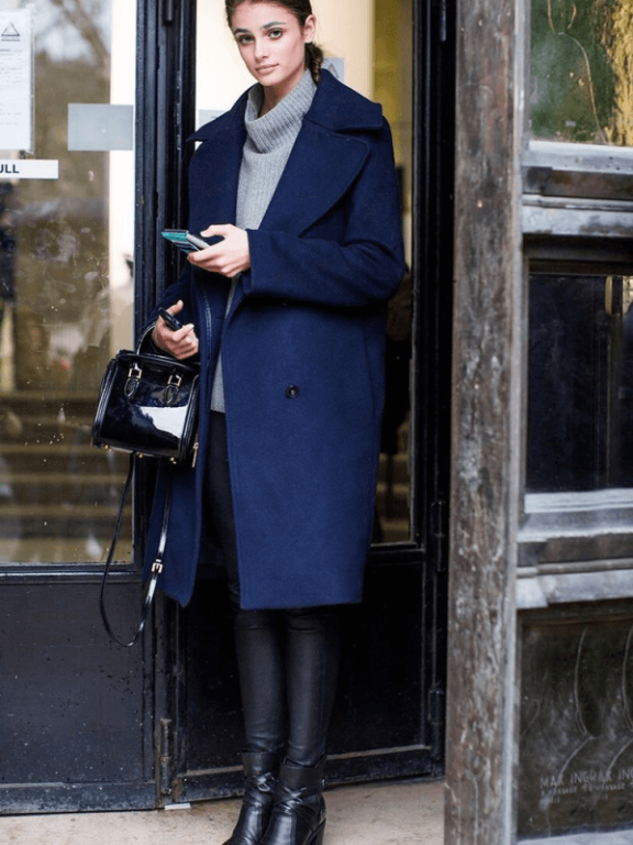 蓝色大衣搭配什么颜色毛衣 绽放于天空色的时尚王国