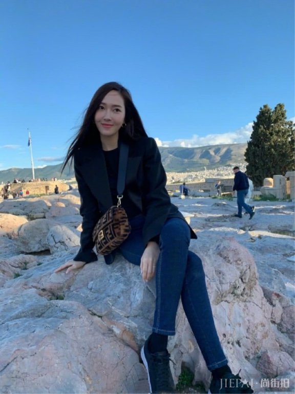 郑秀妍晒旅行美照,穿西装变霸道女总裁,如行走的画报