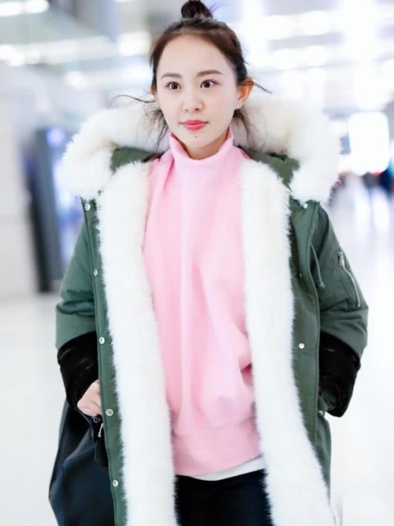 烂大街的军绿色大衣被孙耀琦穿出了高级感，再搭配粉色卫衣更显少女感