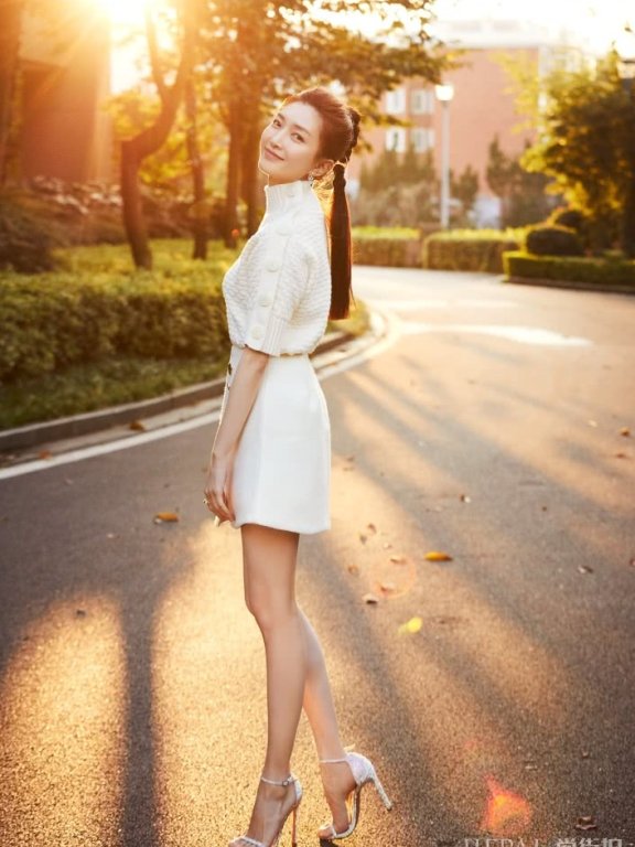 有一种时尚是“白毛衣+白裙”,金高银这样穿少女又清纯,真漂亮