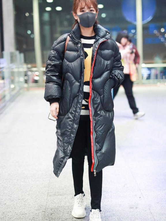 杨紫穿应援羽绒服走机场,内搭卫衣换个色显白太多,实力宠粉