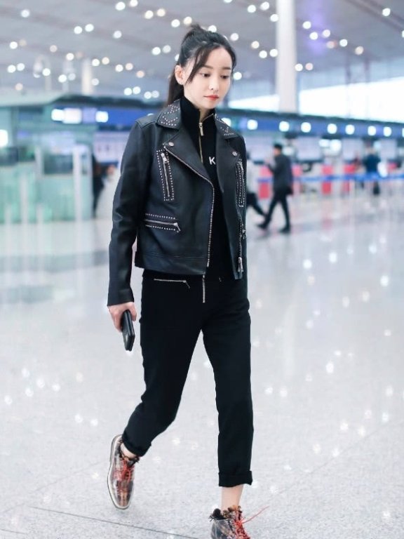 于文文露脚踝还把裤子往上卷,网友:腿毛都冻掉了