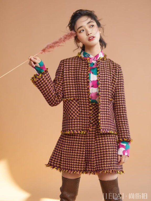 沈月胖不胖我不知道,只知道她把过膝长靴穿成了长袜,腿真够细!