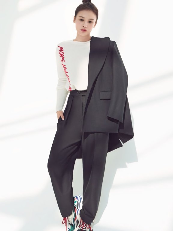 马思纯衣服上的一“兜”毁造型！