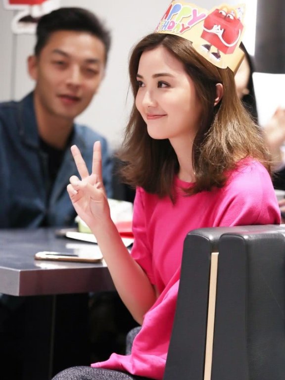 蔡卓妍穿玫红色T恤明媚又俏皮,30多岁仍然少女感惊艳