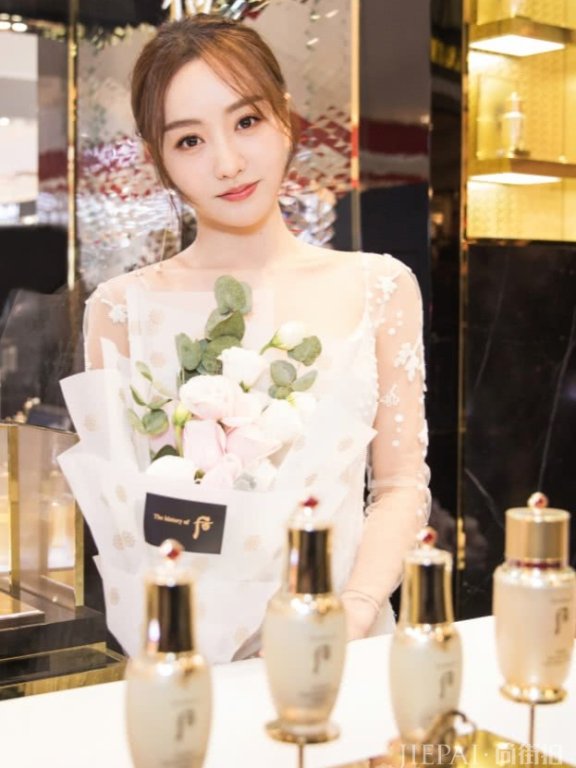 杨蓉穿2层的裙子,凹出了完美性感身材!