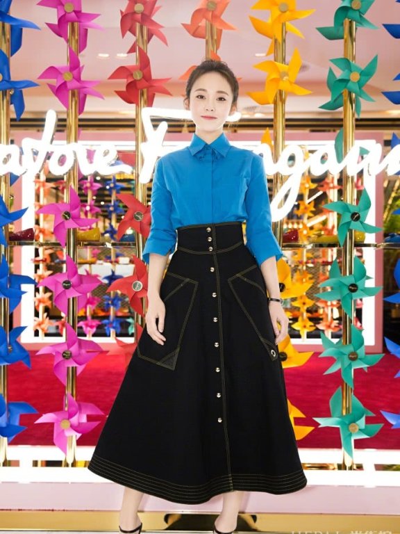 张佳宁扎丸子头再搭配蓝色衬衣,可爱又俏皮