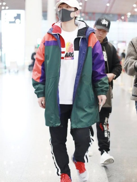 陈翔鞋面都被染红了,感觉快要滴到地板上了