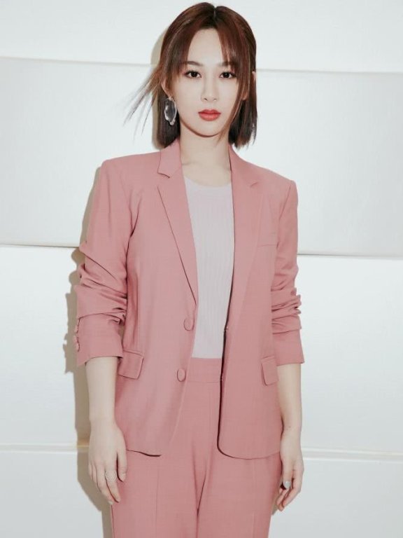 杨紫一身粉色西装温柔又甜美,真的早该这样穿了