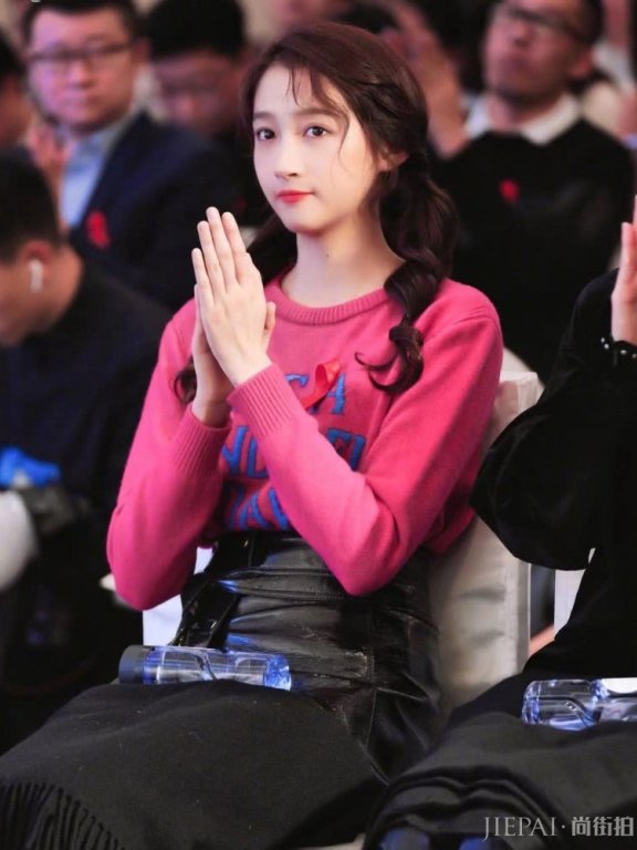 关晓彤扎双马尾穿短裙,穿出了美少女该有的样子