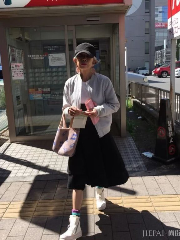 60岁老太太靠日常穿搭走红ins，一张照片获8千万点赞