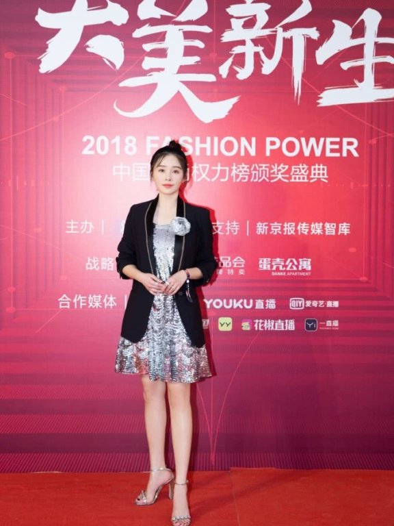 阚清子扎“冲天辫”,搭配西装和亮片连衣裙,知性又不失俏皮感