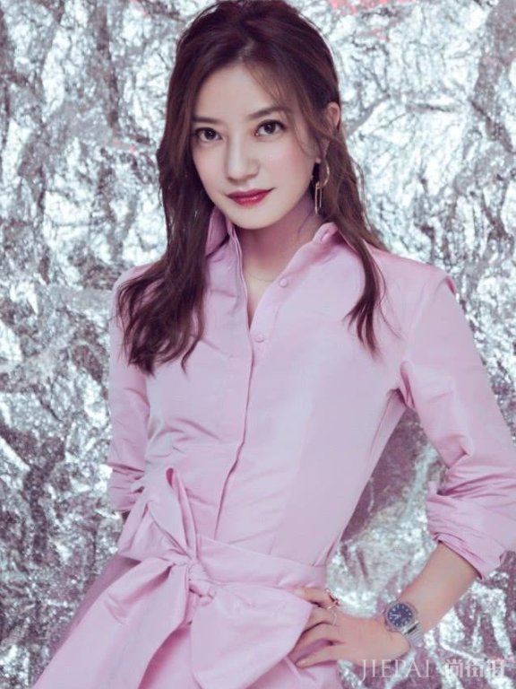 赵薇竟在裙子里塞了一圈纸板?难怪看着这么立体