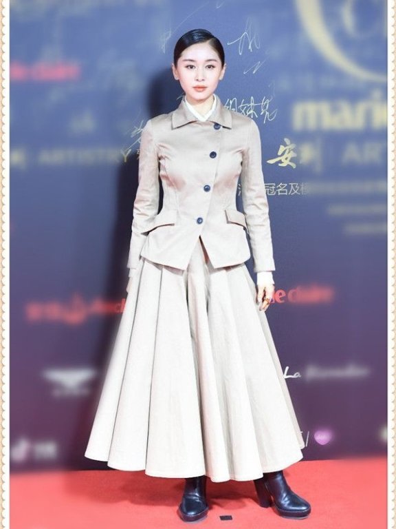 女明星们争妍斗艳,放眼望过去全都穿着薄薄的小礼服