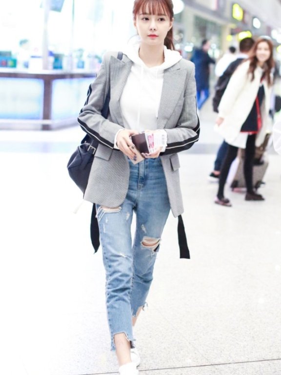 沈梦辰竟穿“牙齿鞋”现身,缝隙这么大不怕藏土?腿立马显瘦一半