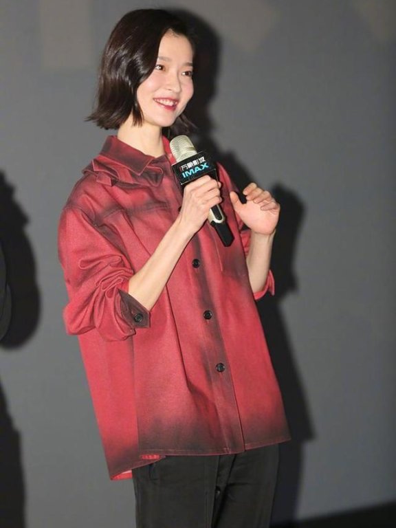 杜鹃剪了摩卡波波头发型，穿上黑色半透视网纱裙，知性又漂亮！