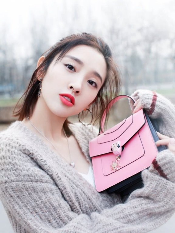 唐艺昕抽屉裤搭配毛衣，超洋气！