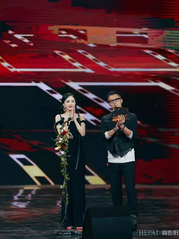杨幂跟偶像谢霆锋站一起,瞬间也变成小迷妹 !