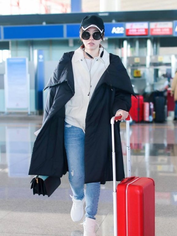 张靓颖机场又穿大羽绒服瘦腿裤,只是换个发型最少年轻10岁!