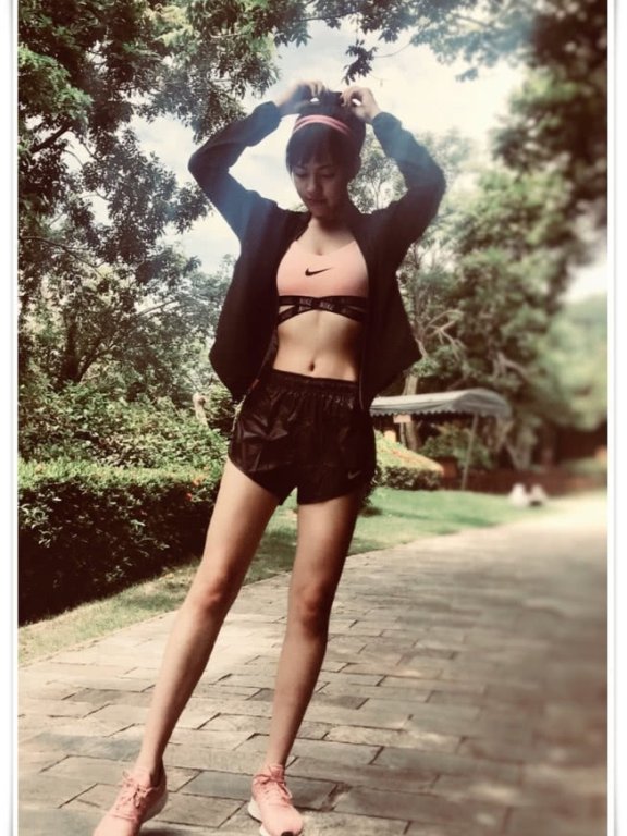 51岁焦恩俊成“宠女狂魔”,狂晒女儿日常照,焦曼婷越长越美了