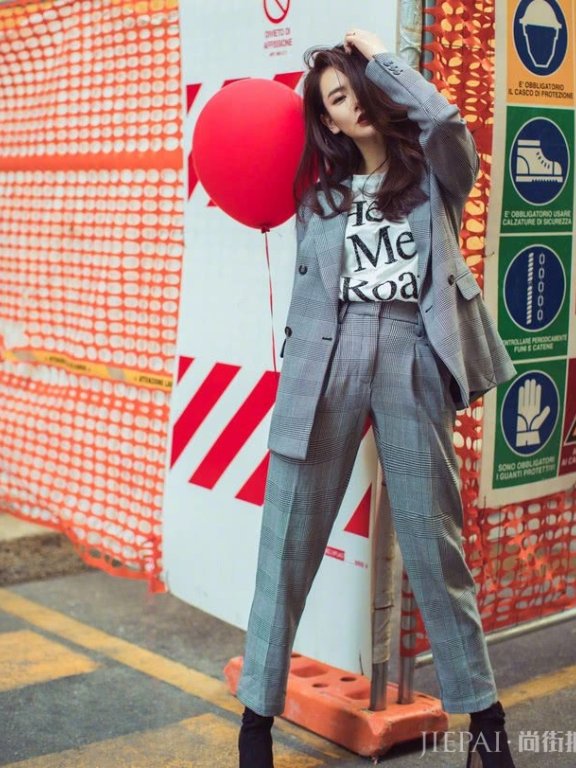 戚薇往白鞋上画了一道彩虹?光芒四射超耀眼!