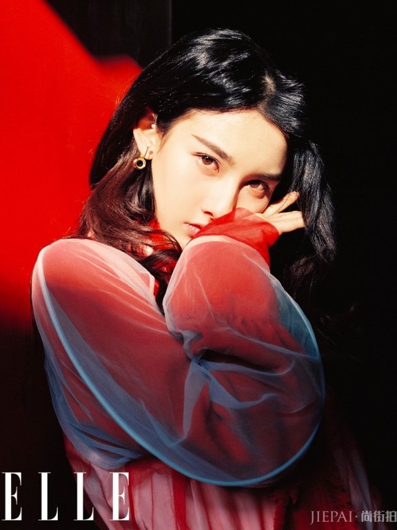 宋祖儿登《ELLE》时尚杂志 斑驳光影下展现少女本真