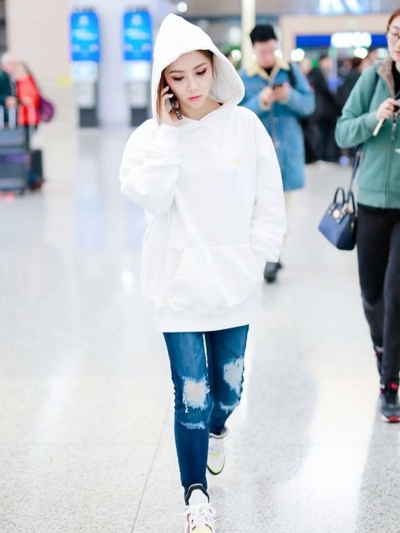 邓紫棋机场街拍 穿卫衣搭配破洞裤，配上烟熏妆整个人都变美了