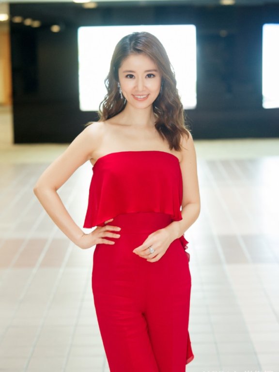 林心如穿拖地蓝裙优雅又减龄,美人美到骨子里了