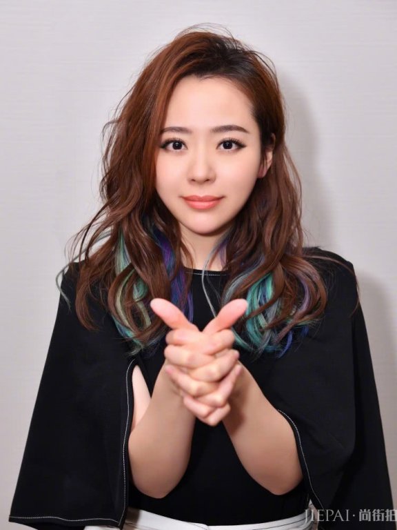 张靓颖太适合短发了,减龄发型就选它