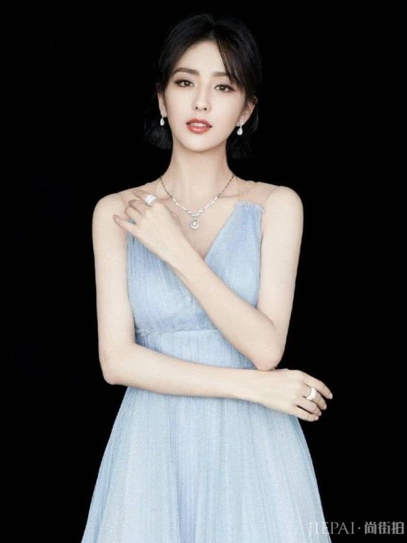 佟丽娅穿淡蓝纱裙宛若冰雪女王,未修图也很好看