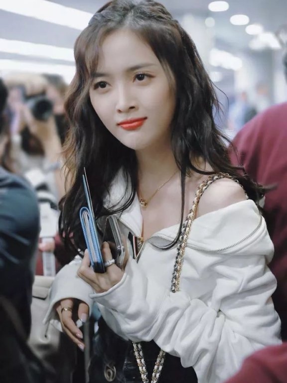 吴宣仪机场里绚丽夺目,闪闪发光!