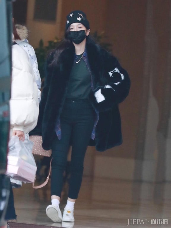 网友都说“貂”土气,孙娜恩吴宣仪穿出甜美,宋茜超霸气