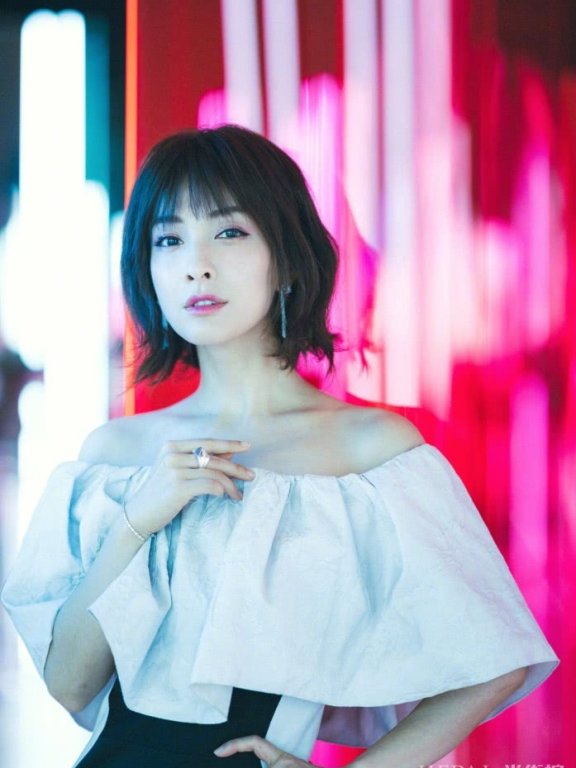 吴昕短发搭配露肩裙尽显高级感,这发型看了我也想剪
